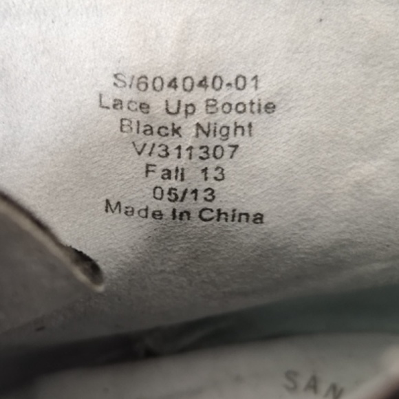 GAP Women Lace-up Bootie Black Sueded Lug Sole NEW - Picture 4 of 6